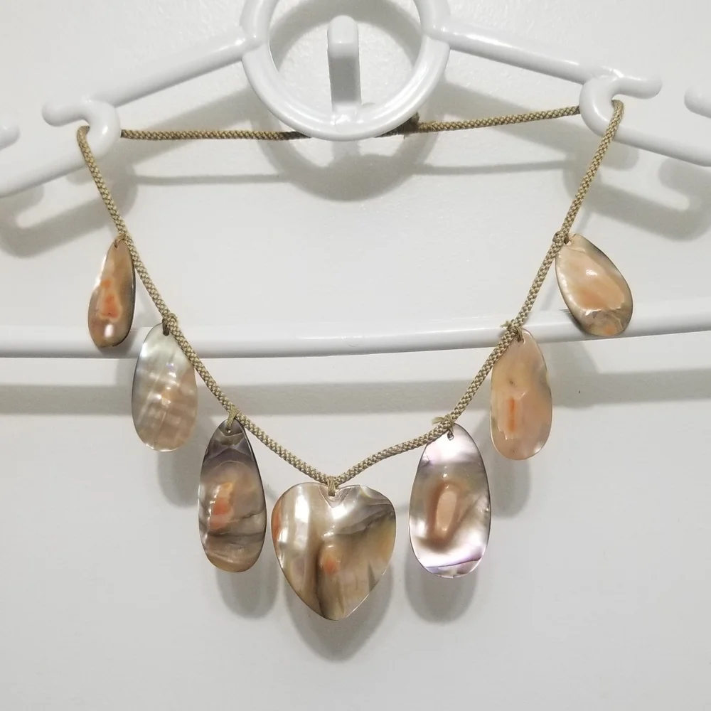 Vtg blistered pearl cord necklace, 1/7 pendants is a heart - Picture 9 of 12